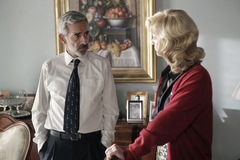 Por su parte Mercedes le cuenta a Antonio la intención de Clara de ir a trabajar con ella a 'Hypólita'