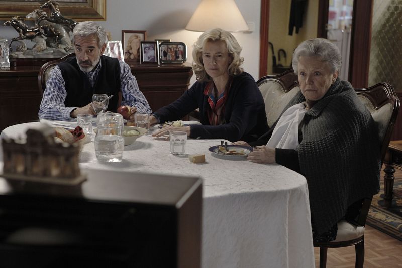 Mientras, en la casa de los Alcántara, la familia cotempla incredula como Ramón participa en el espacio electoral de Solidaridad Española en TVE.