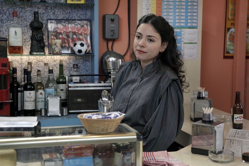 Paquita, tras el divorcio, se ha convertido en la dueña del 'Bistrot'. Sin embargo, su padre no deja de llamarla para que se vaya con él a Benidorm, donde 'El matamulas' está triunfando con un chiringuito de paellas.