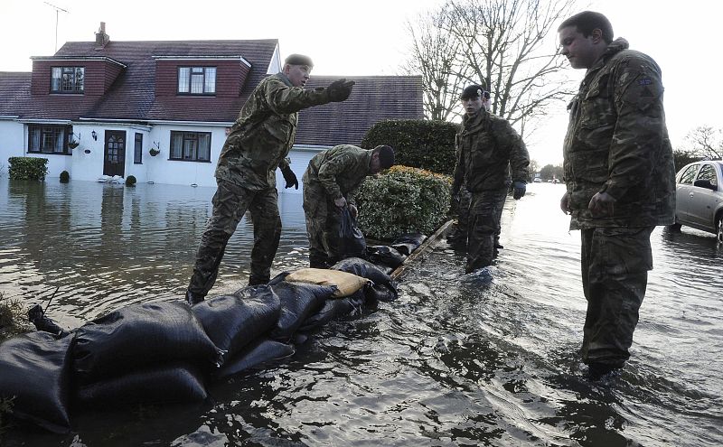 MÁS DE MIL VIVIENDAS PERMANECEN INUNDADAS POR EL TEMPORAL EN INGLATERRA