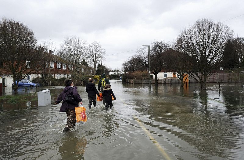 MÁS DE MIL VIVIENDAS PERMANECEN INUNDADAS POR EL TEMPORAL EN INGLATERRA