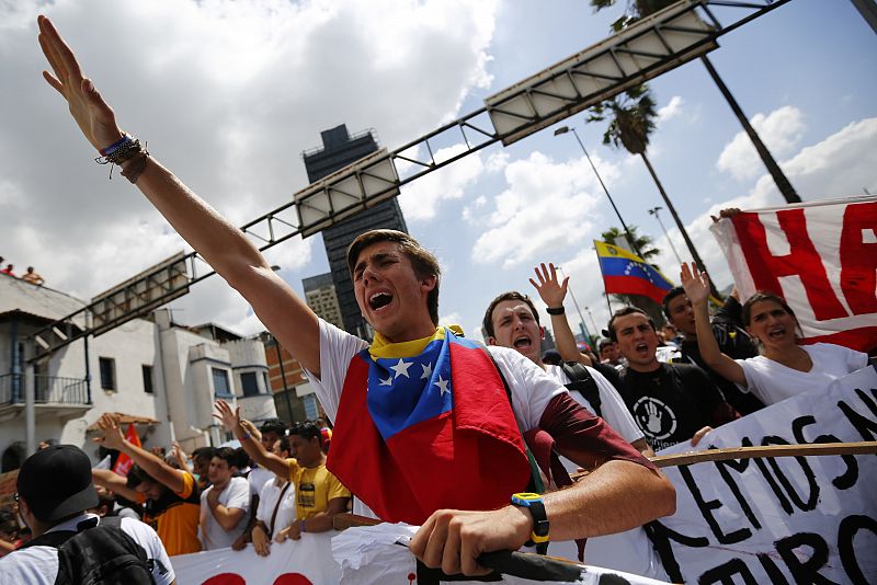 Un manifestante muestra su apoyo a la oposición venezolana en las manifestaciones contra el presidente Nicolas Maduro en Caracas.