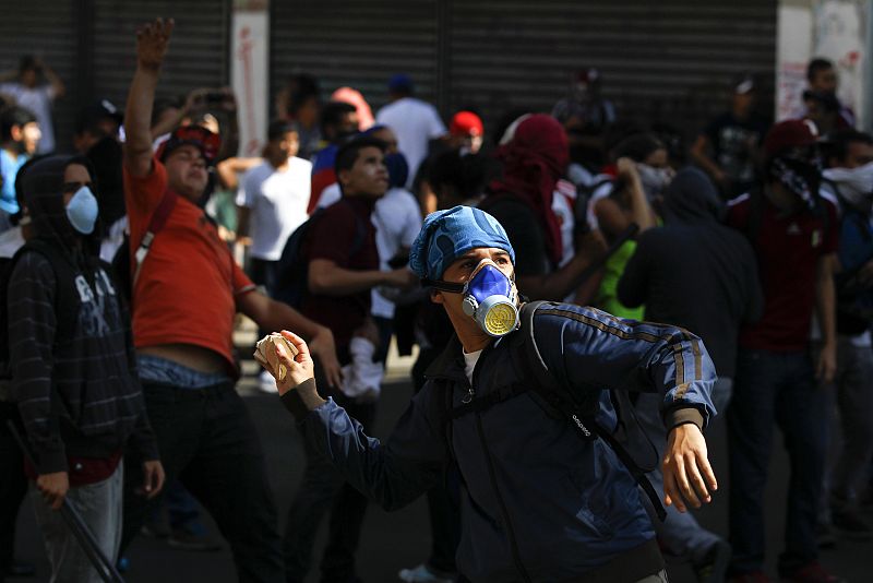 Los manifestantes tiran piedras contra la policía durante las protestas.