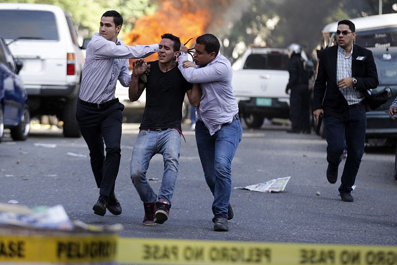 Policías de paisano arrestan a un manifestante. Las protestas en contra del Gobierno han aumentado desde la vicrtoria electoral de Maduro en abril de 2013.