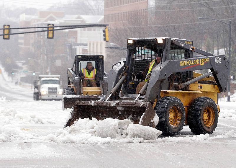 Las condiciones climáticas hacen prácticamente imposible transitar por las vías. En la imagense puede comprobar como retiran la nieve de las vías de Atlanta.