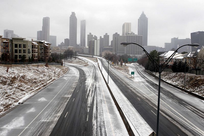 La tormenta ha dejado ya nueve muertos y casi 300.000 hogares y negocios sin electricidad en los estados de Alabama, Georgia y las Carolinas. En la imagen una de las vías de acceso a la ciudad de Atlanta.