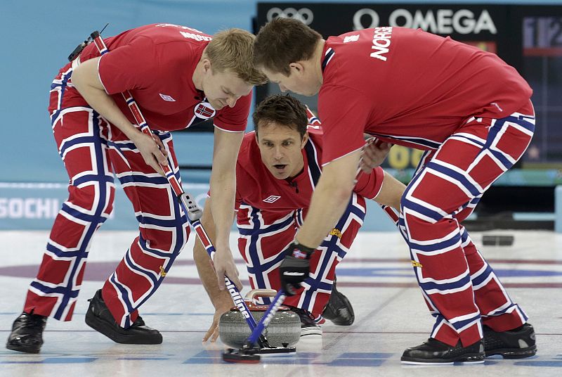 Imagen del equipo noruego de curling compuesto por Torger Nergaard, Haavard Vad Petersson y Christoffer Svae.