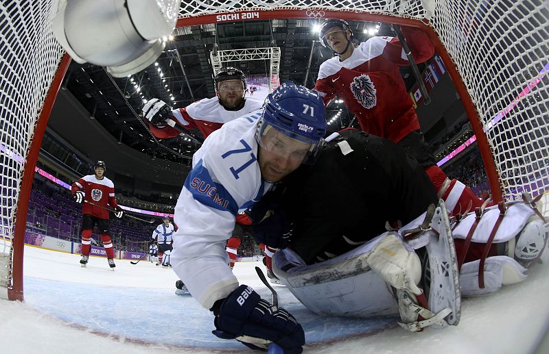 El finlandés Leo Komarov se mete en la portería del austriaco Bernhard Starkbaum.