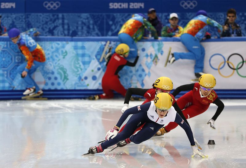 La china Fan Kexin se estrella contra un voluntario durante las semifinales de patinaje de volcidad 500m.