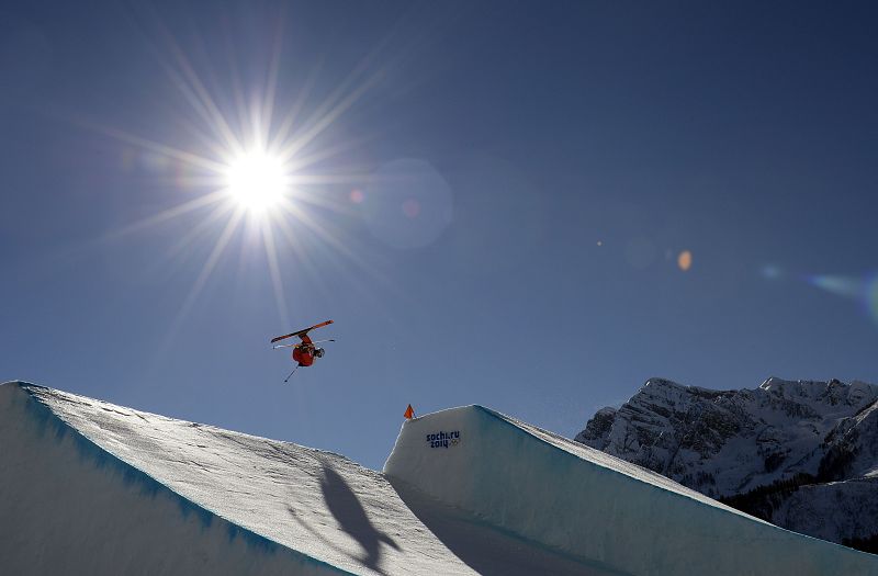 El estadounidense Nicholas Goepper vuela sobre la pista de Freestyle masculino.