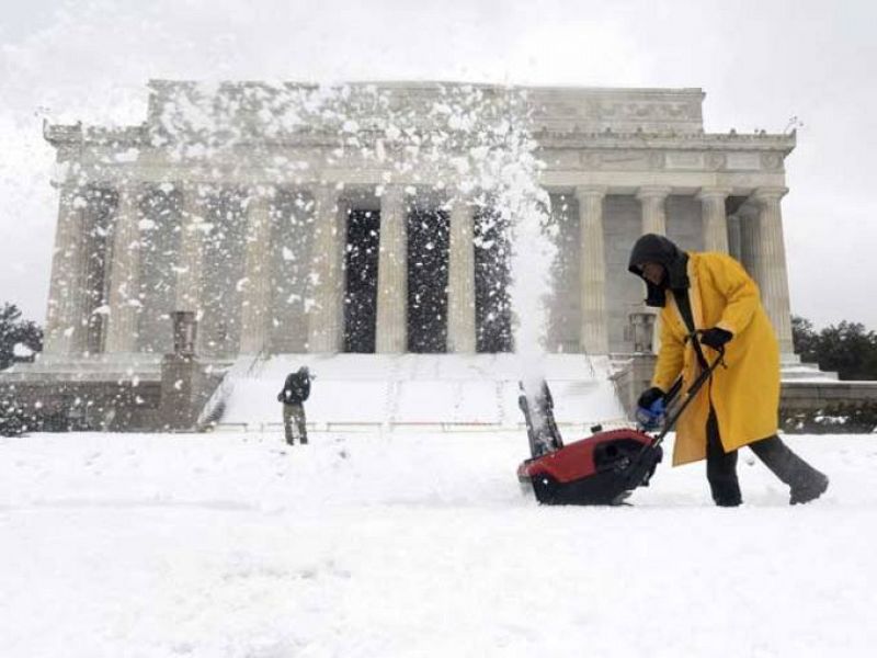 Un operario limpia la nieve que cubre la zona del Memorial de Lincoln, en Washington.