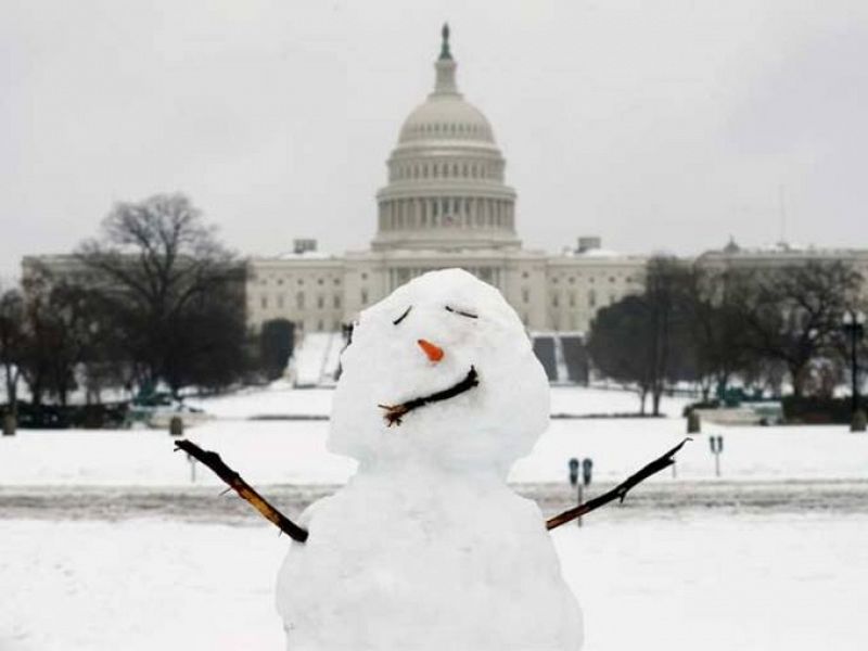 Un muñeco de nieve alegra la mañana delante del Capitolio en Washington.