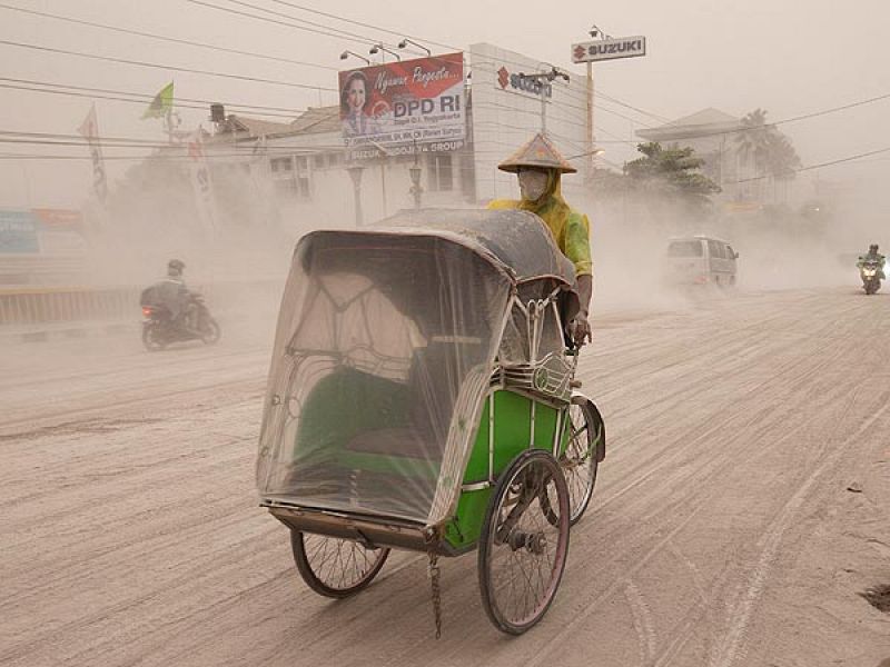 La erupción del monte Kelud en Indonesia ha provocado la evacuación de al menos 20.000 personas