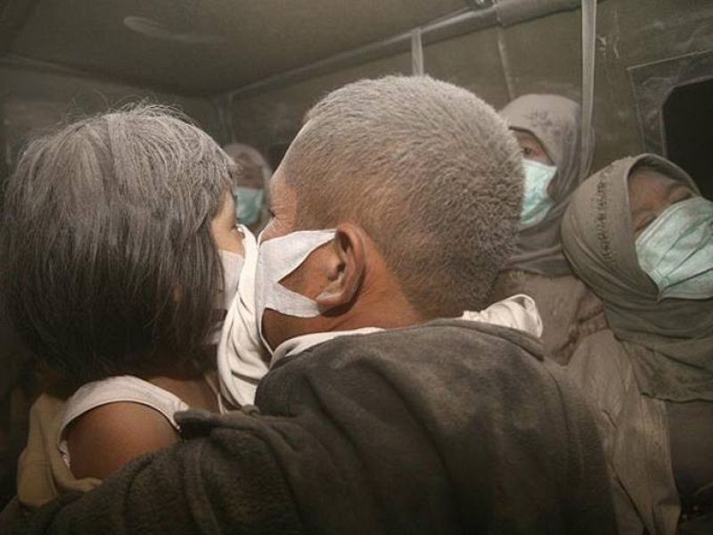 Residentes evacuados de Malang, en Java Oriental 