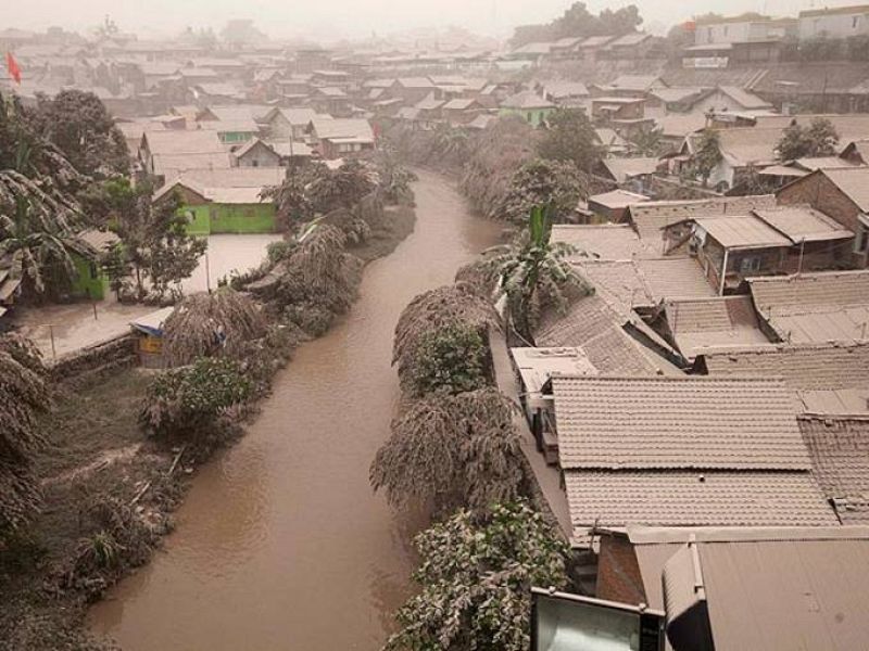 Casas cubiertas de cenizas del volcán Kelud en Yogyakarta
