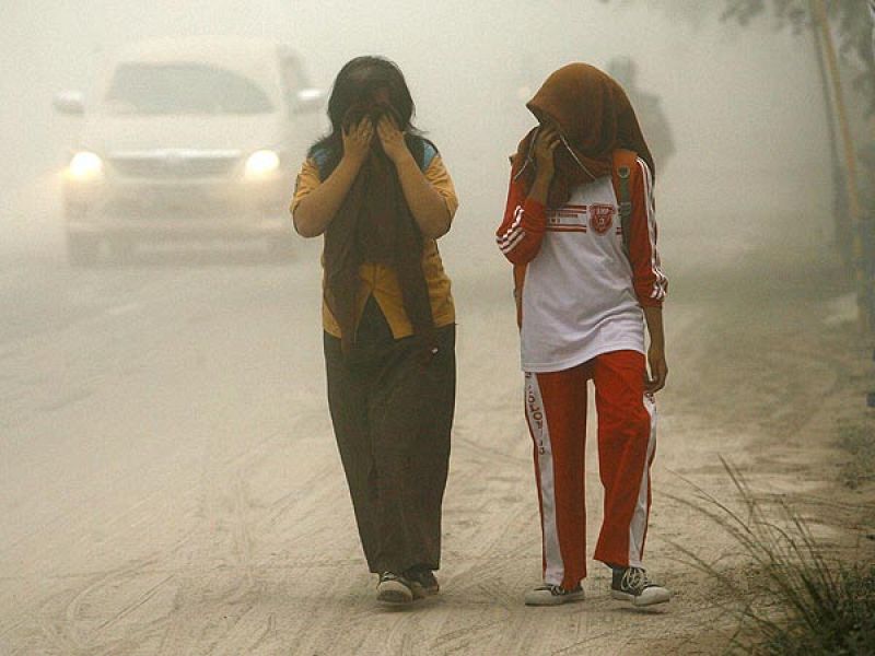La erupción del volcán Kelud ha lanzado cenizas y piedras a gran distancia