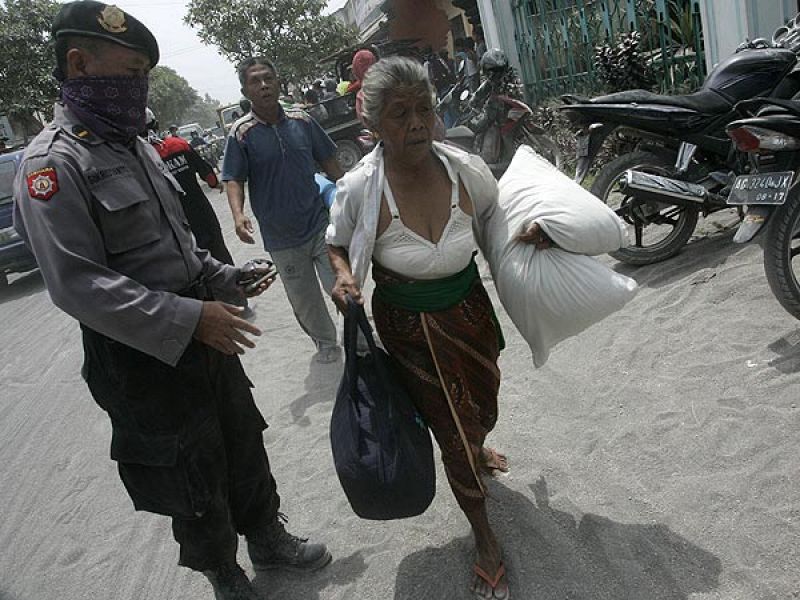 Una mujer huye de la erupción en Kediri, Java Oriental