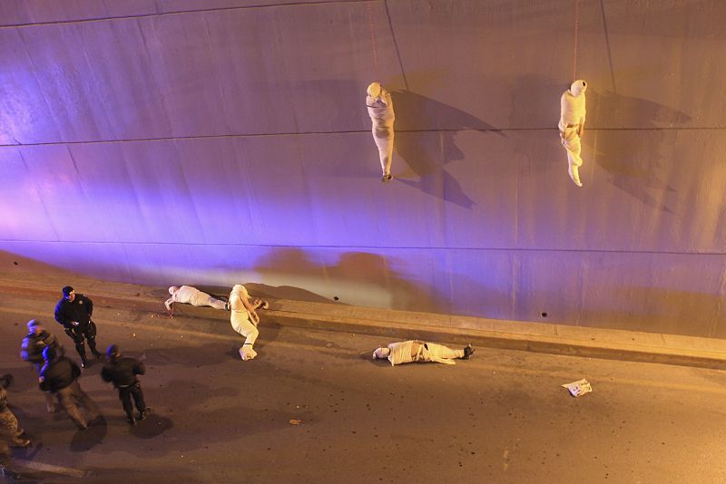 Fotografía de Christopher Vanegas, fotógrafo mexicano, tercer premio en la categoría de asuntos contemporáneos. La Policía encuentra cuerpos en Saltillo, Coahuila, Mexico.
