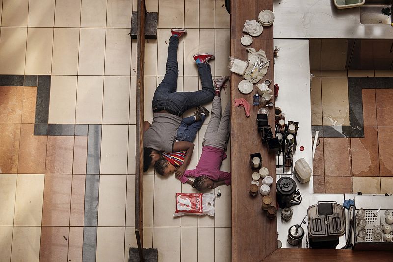 Fotografía de Tyler Hicks sobre al asalto al centro comercial Westgate en Nairobi, Kenia. Segundo premio en noticias de actualidad