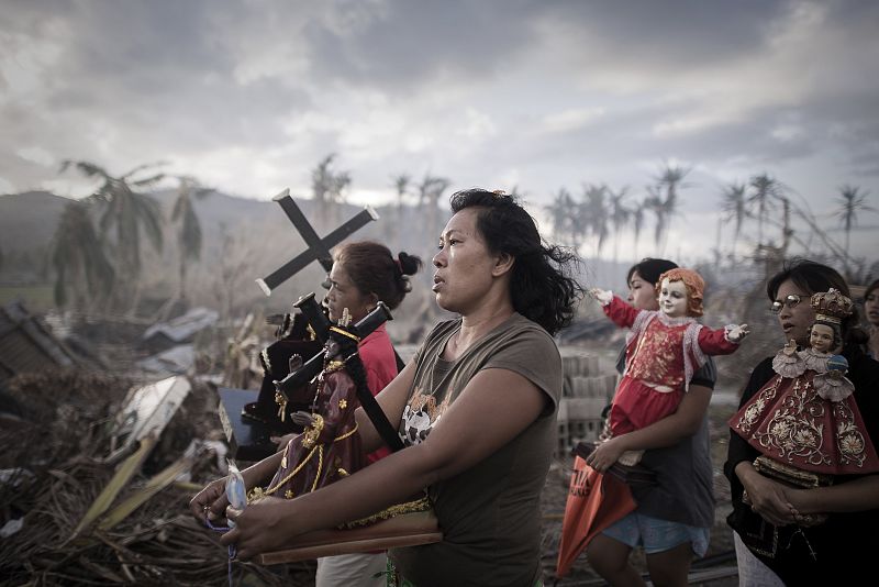 Fotografía de Phillipe Lopez, primer premio en fotografías de actualidad. Supervivientes del tifón Haiyan, en Filipinasof the 2014 World Press Photo