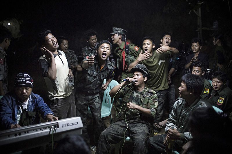 Fotografía de Julius Schrank, primer premio en reportajes sobre vida diaria. Rebeldes del Ejército Kachin, en Myanmar, celebran el funeral por la muerte de un comandante.