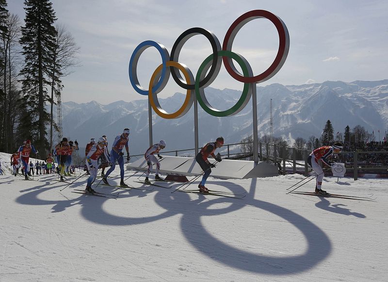 Norway's Roenning leads pack during men's cross-country 4 x 10km relay event at 2014 Sochi Winter Olympics