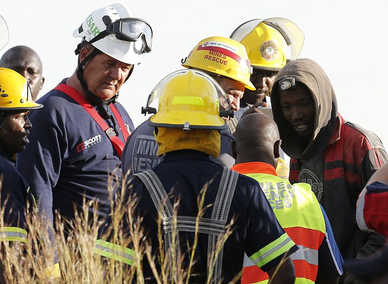 Un supuesto minero ilegal habla con los equipos de emergencias después de ser rescatado.