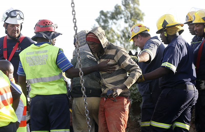 Según la radio pública sudafricana, los mineros habían intentado robar y después fueron encerrados por un grupo rival.