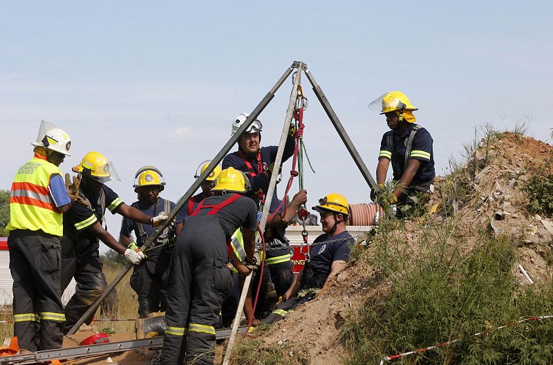 Los equipos de rescate trabajan para sacar del pozo de oro abandonado a los mineros.