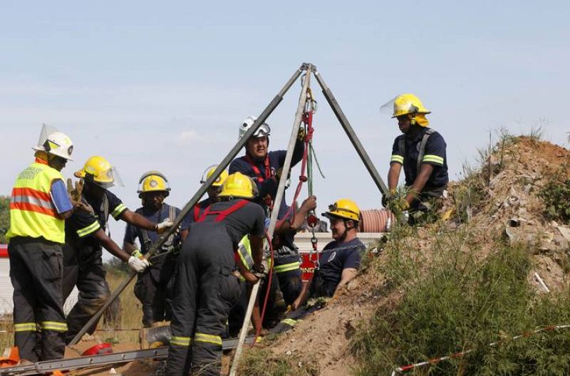 Los equipos de rescate trabajan para sacar del pozo de oro abandonado a los mineros.