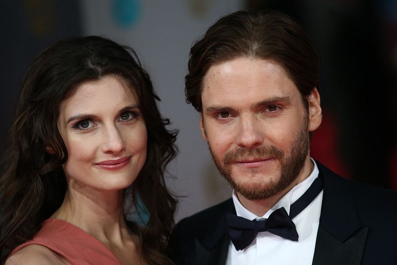 El actor alemán Daniel Brühl y su pareja Felicitas Rombold posan ante los medios.