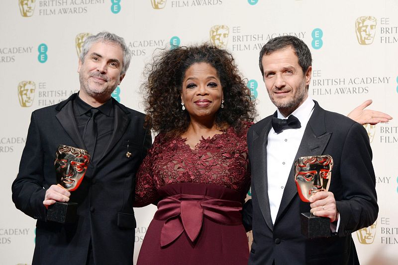 El productor británico David Heyman (derecha) posa junto al director mexicano Alfonso Cuarón con el premio a mejor película británica, uno de los guatro grandes que se ha llevado la película.