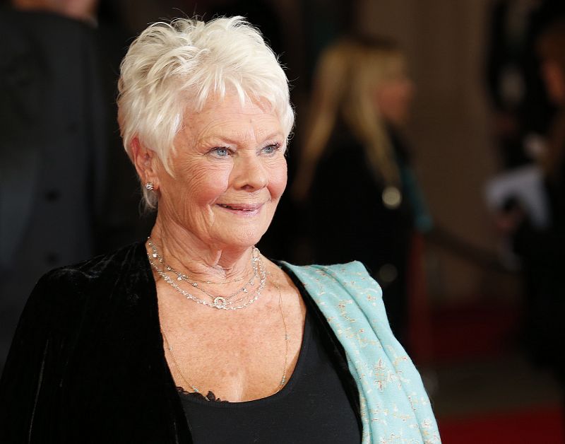 La actriz Judi Dench a su llegada a la 67 edición de los premios de la Academia de Cine y el Arte británica.