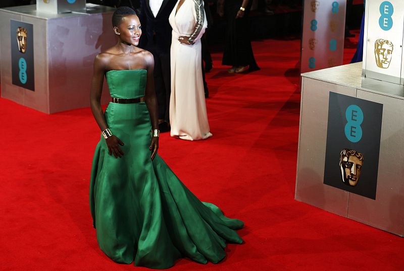 La actriz Lupita Nyong'o sobre la alfombra roja de los Bafta en la ceremonia que se ha celebrado este domingo en el Royal Opera House de Londres.