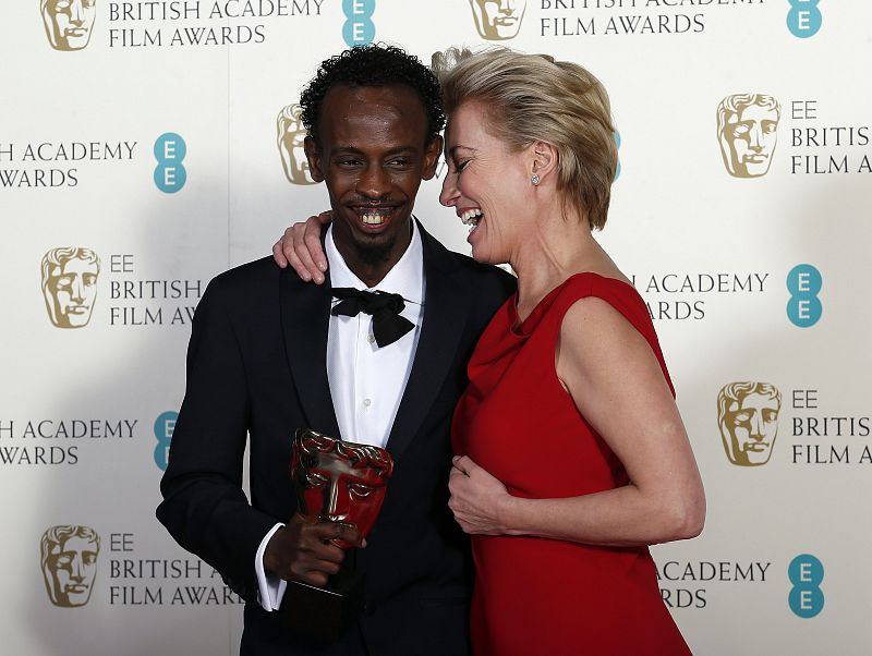 Barkhad Abdi celebra su premio a mejor actor de reparto por 'Captián Phillips' junto a la actriz Emma Thompson.