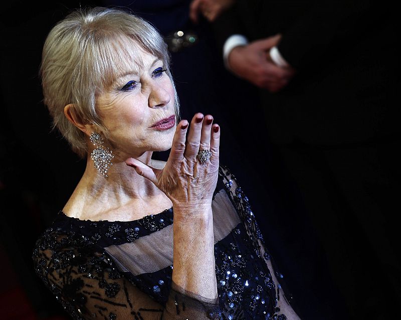 Helen Mirren, Bafta de honor a toda una carrera, lanzando un beso a la prensa en su llegada al Royal Opera House de Londres.