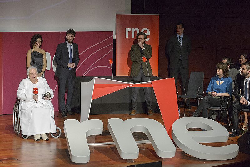 Carmen Balcells recibe el premio Especial El Ojo Crítico 2013 de manos del secretario de Estado de Cultura, José María Lassalle