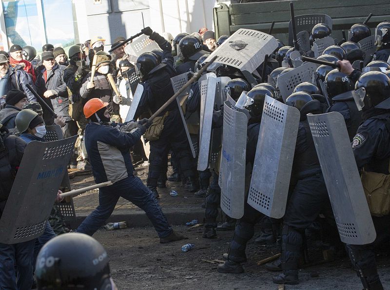 Manifestantes y policías antidisturbios se enfrentan cerca del Parlamento ucraniano, en Kiev