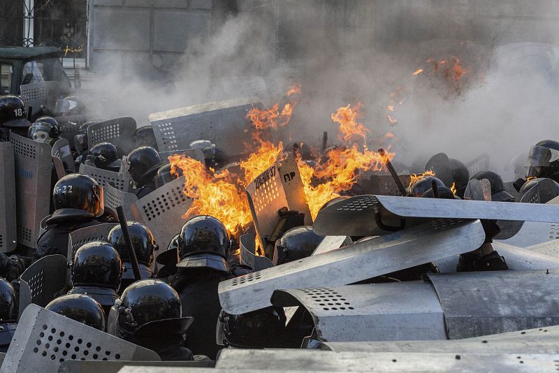 Los manifestantes han intentado romper el cerco policial del Parlamento