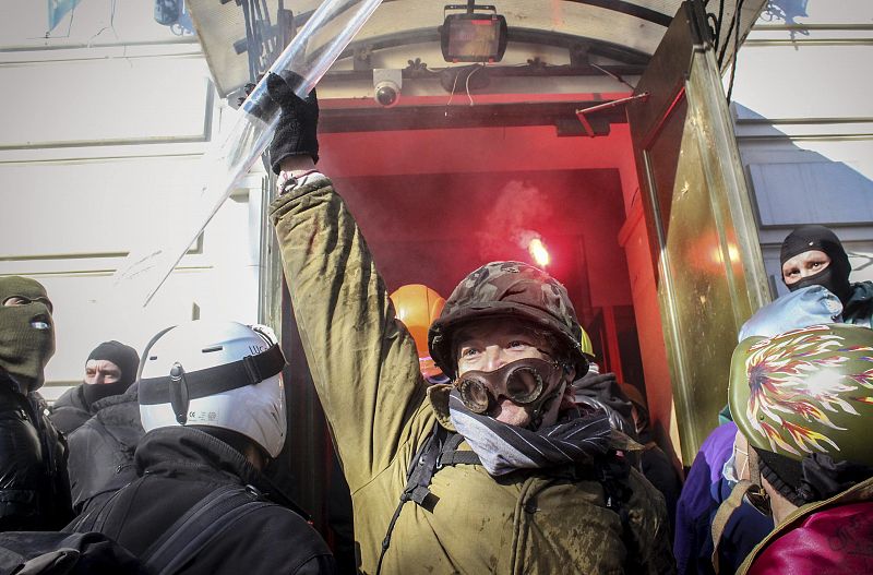 Los manifestantes han prendido fuego a la sede del partido del presidente, Víktor Yanúkovich