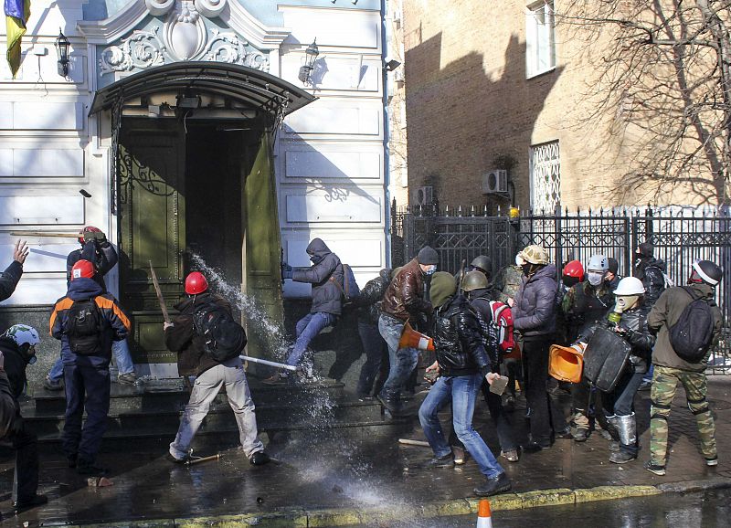 Los manifestantes ucranianos han entrado en la sede del Partido de las Regiones, la formación del presidente, Víktor Yanúkovich, en Kiev