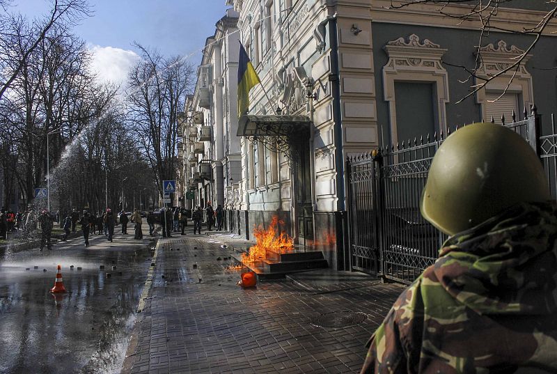 Manifestantes opositores atacan la sede del Partido de las Regiones en Kiev, cercana al Parlamento