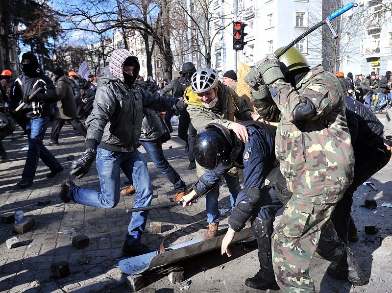 Varios manifestantes golpean a un policía en Kiev