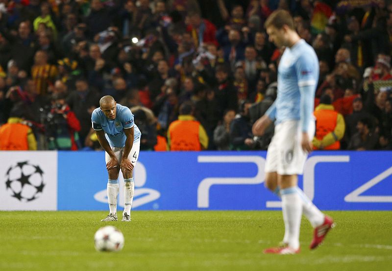 Vincent Kompany y Edin Dzeko tras el segundo gol del Barcelona