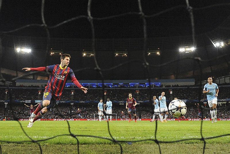 Lionel Messi celebra su gol tras convertir el penalti señalado durante el encuentro contra el Manchester City.