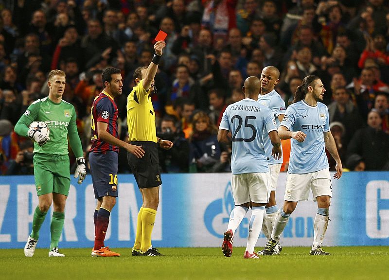 Martin Demichelis es expulsado durante el partido frente al Fútbol Club Barcelona