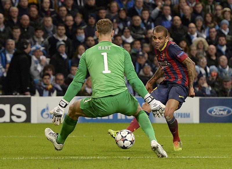 Dani Alves dispara a puerta poniendo el 0-2 a favor del Barcelona.