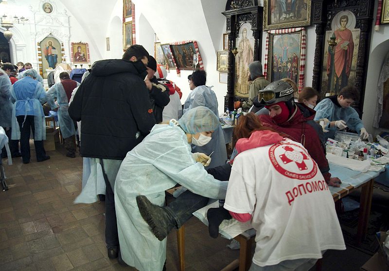 Centro de emergencias improvisado en la catedral de Mikhailovsky Zlatoverkhy en Kiev, en la madrugada del miércoles