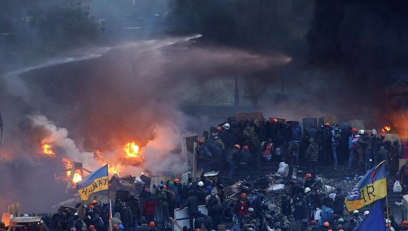 Manifestantes mantienen sus posiciones en la Plaza de la Independencia de Kiev frente a los antidisturbios