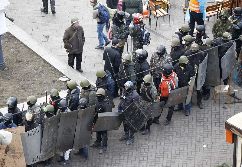 Manifestantes forman en el centro de Kiev